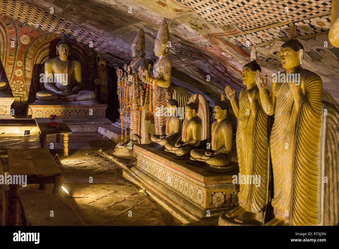 Grotta del grande Re, Tempio d'Oro di Dambulla, Sri Lanka. Luglio 2017 Foto Stock