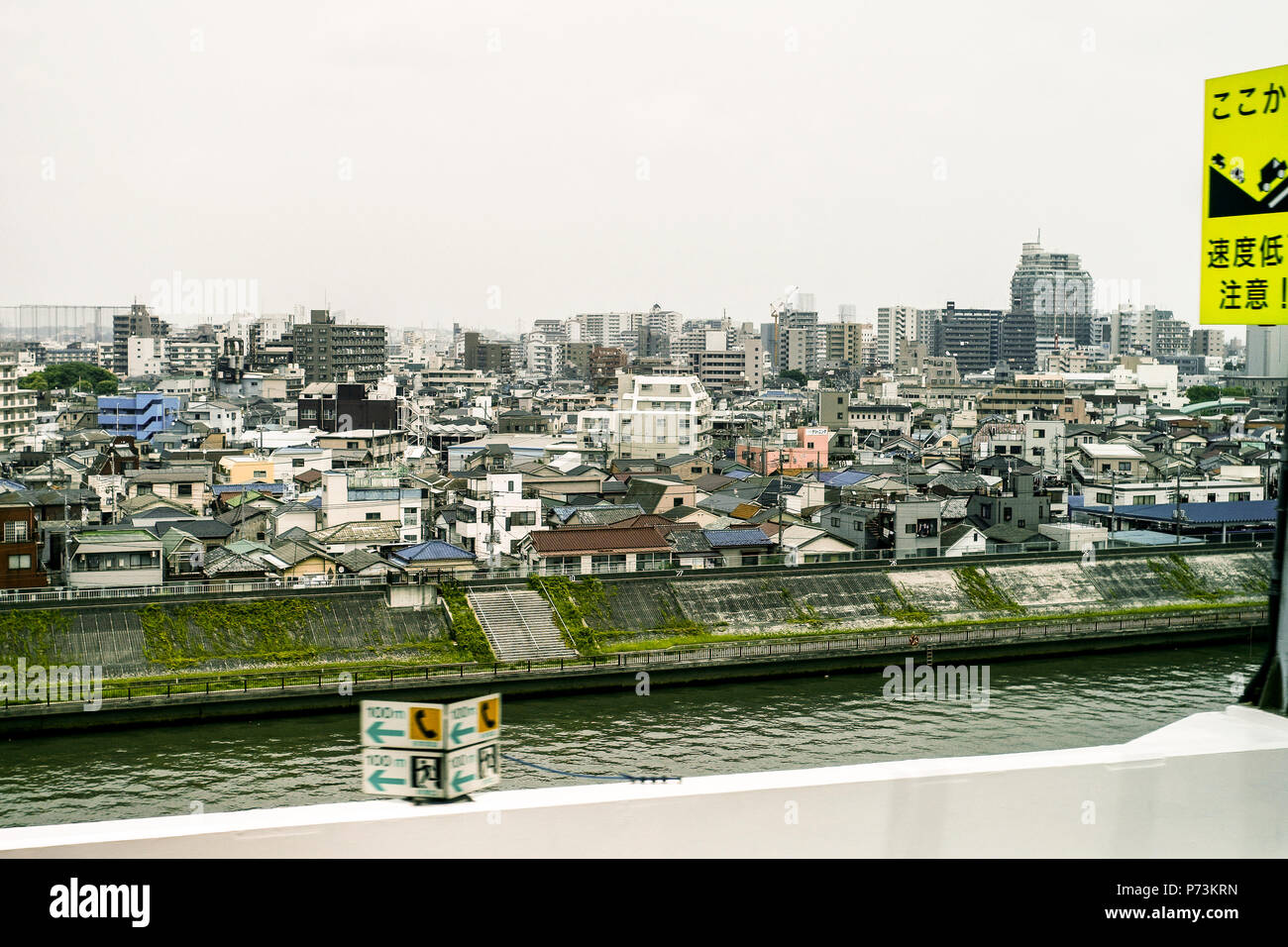 Massa congestionate di case lungo un fiume, Tokyo, Giappone Foto Stock