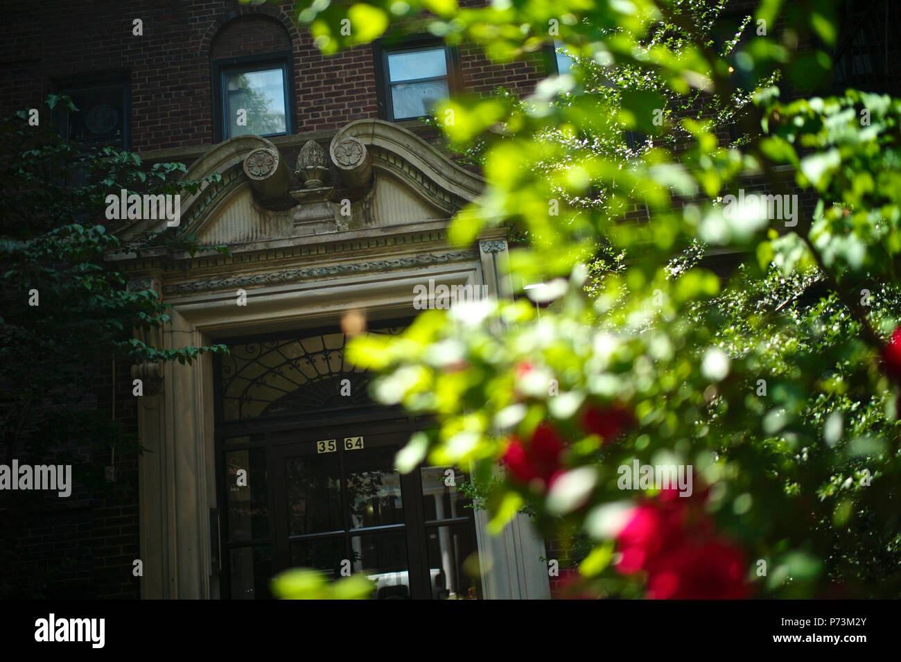 Bellissimo edificio ingresso nel quartiere storico di Jackson Heights Foto Stock