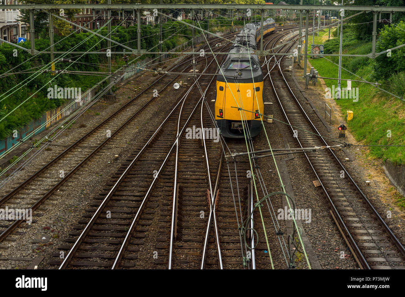 Un treno intercity è di lasciare la stazione ferroviaria di Groningen in direzione di Zwolle, Paesi Bassi 2018. Foto Stock