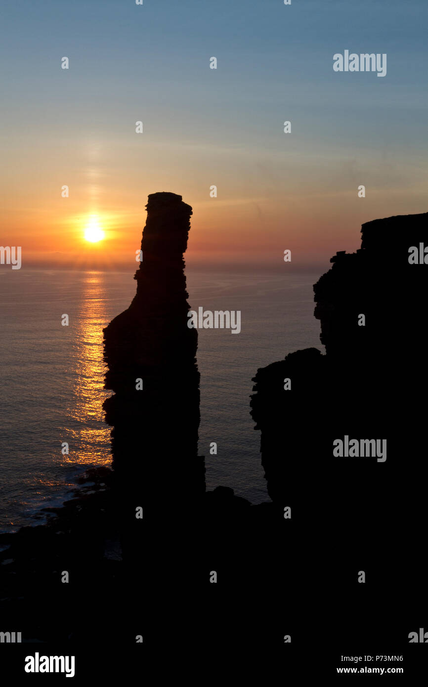 Tramonto estivo presso il vecchio uomo di Hoy, Orkney Isles Foto Stock