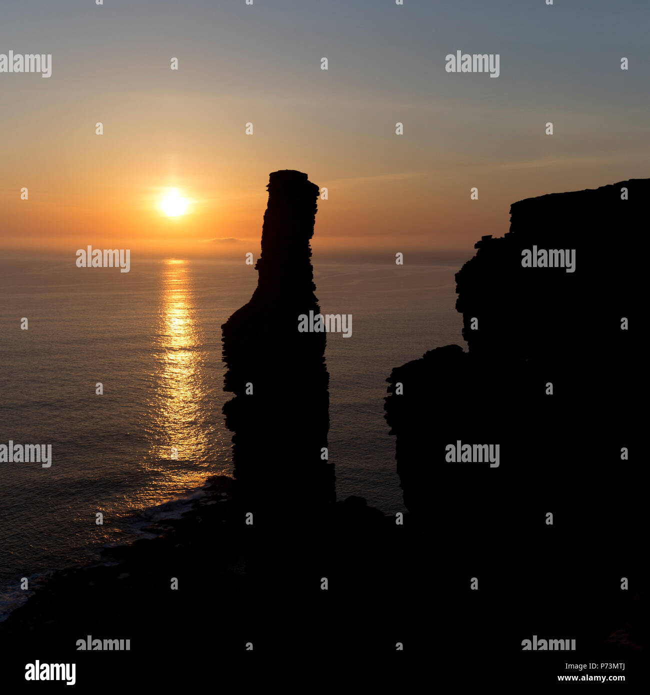 Tramonto estivo presso il vecchio uomo di Hoy, Orkney Isles Foto Stock