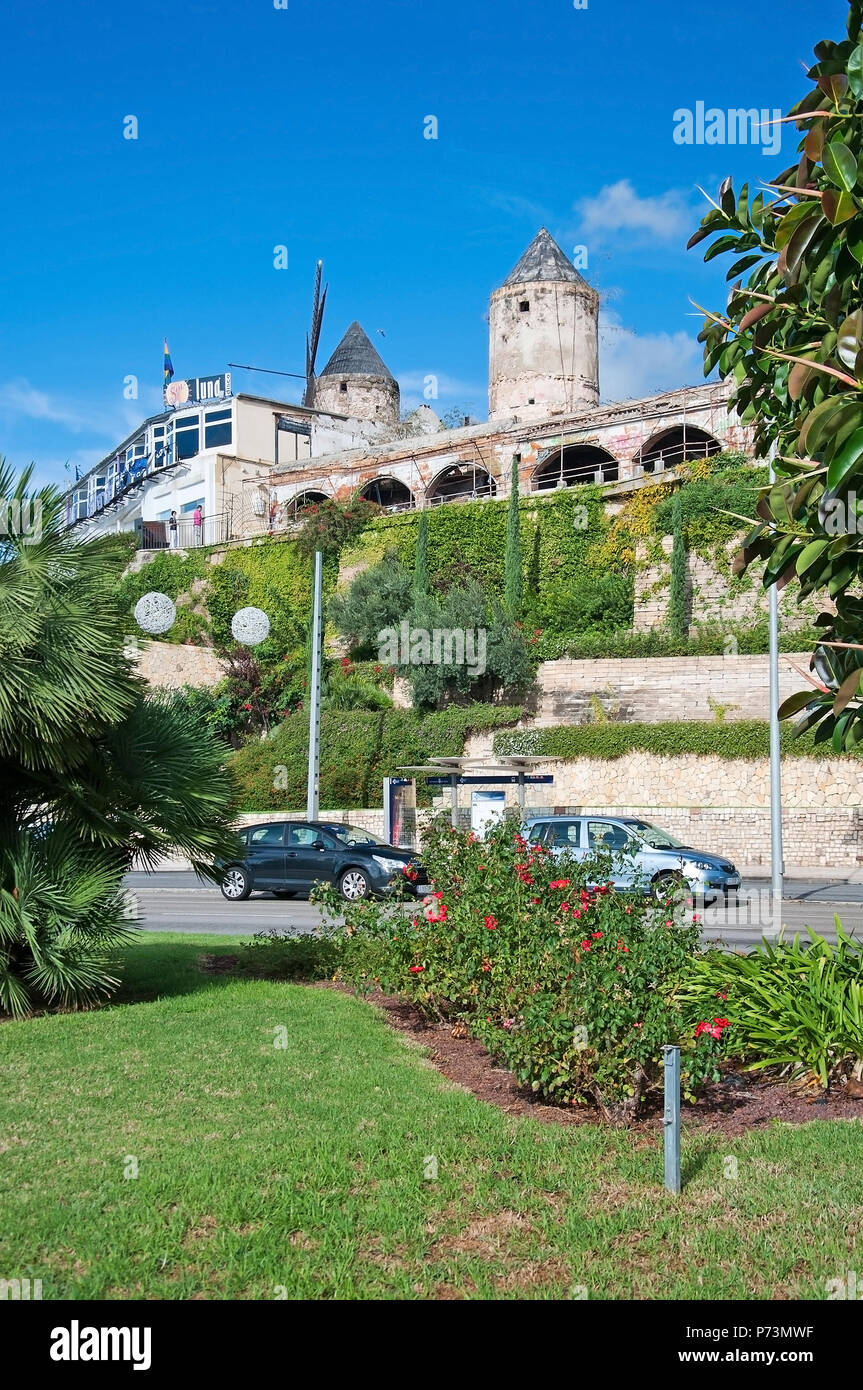 PALMA DE MALLORCA, Spagna - 8 Novembre 2011: mulini a vento al di sopra del Paseo Maritimo in Jonquet Santa Catalina il 8 novembre 2011 in Palma de Mallorca, Ba Foto Stock