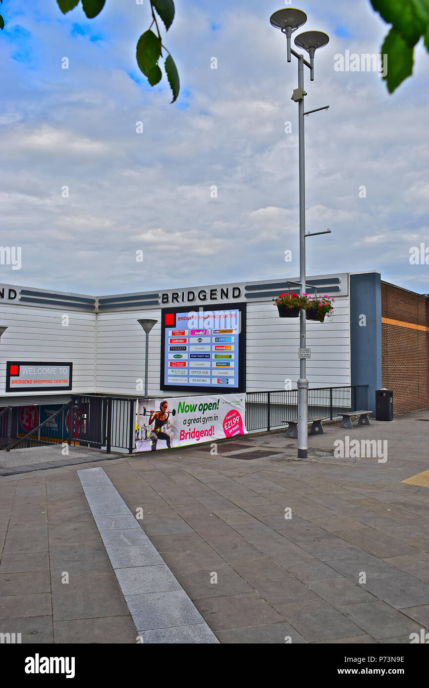 Parte posteriore del a Bridgend Shopping Center che ha appena subito una profonda ristrutturazione e modernizzazione per attrarre un maggior numero di negozi e gli acquirenti nel Bridgend Town Center Foto Stock