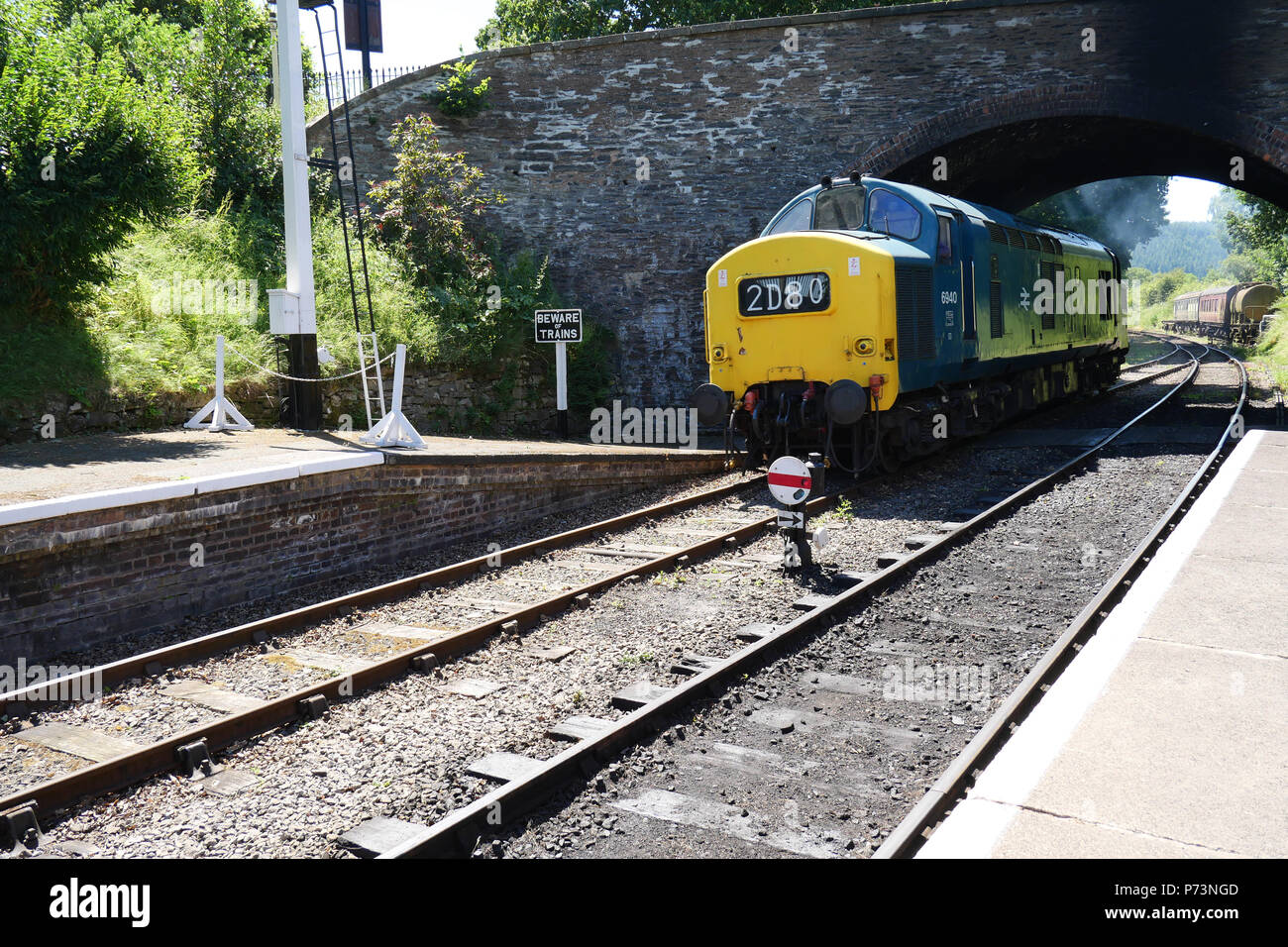 03 luglio 2018 - Carrog stazione ferroviaria,Galles, UK. con una classe 37 locomotiva gruppo (C37LG) inglese di tipo elettrico 3. Motore V12 1700cv Foto Stock