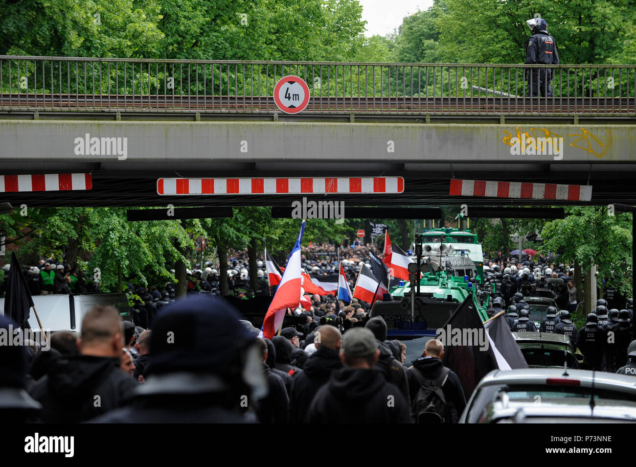 Germania, rally del nazismo e del diritto dei gruppi estremisti in amburgo, scortato dalle forze di polizia per evitare scontri con la sinistra anti-manifestanti Foto Stock