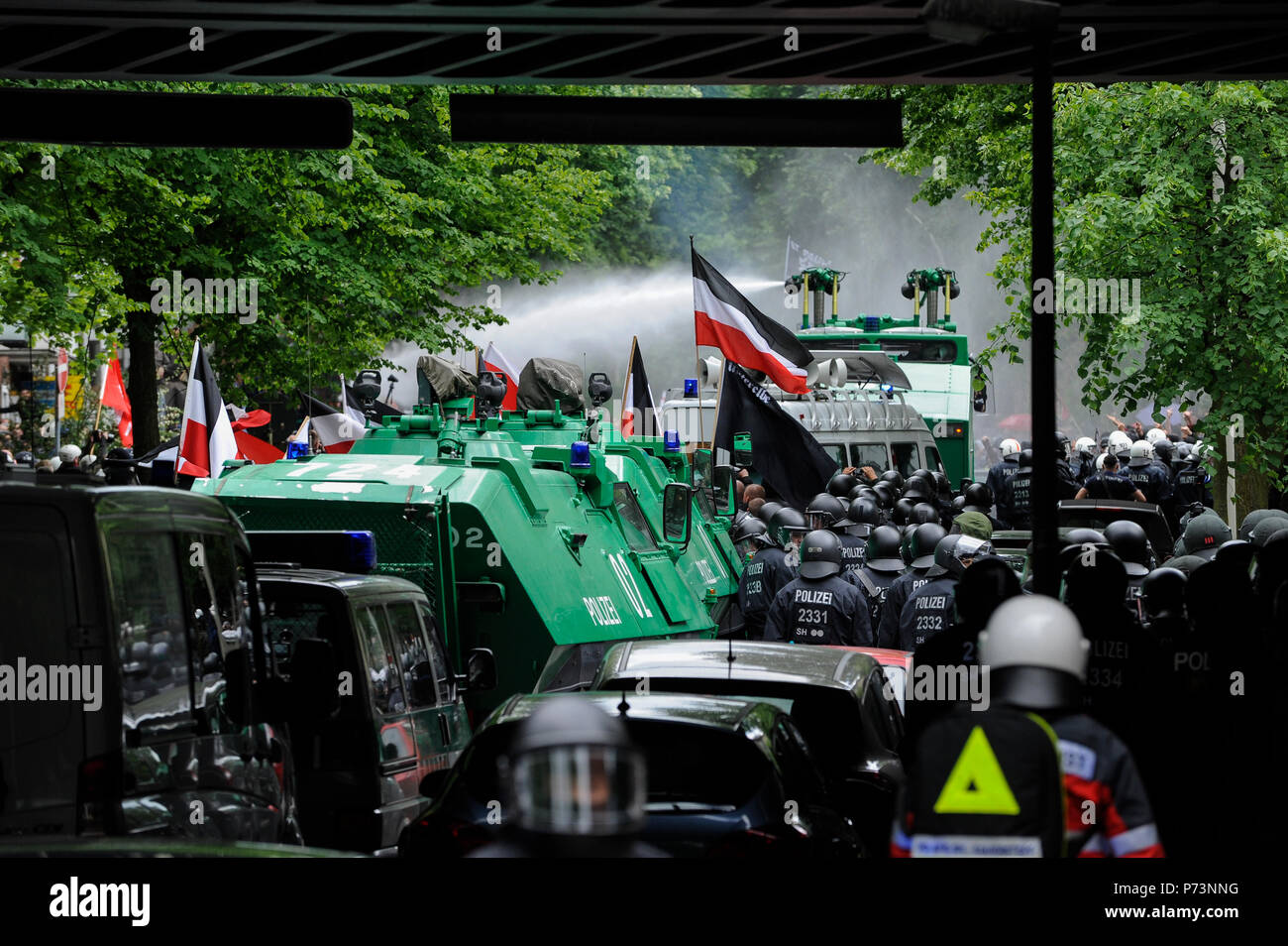 Germania, rally del nazismo e del diritto dei gruppi estremisti in amburgo, scortato dalle forze di polizia per evitare scontri con la sinistra anti-manifestanti Foto Stock