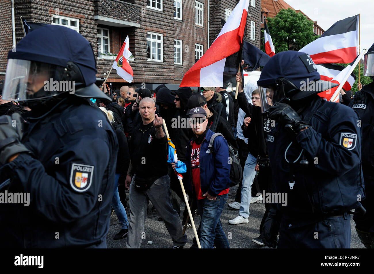 Germania, rally del nazismo e del diritto dei gruppi estremisti di Amburgo, scortati dalla polizia Foto Stock