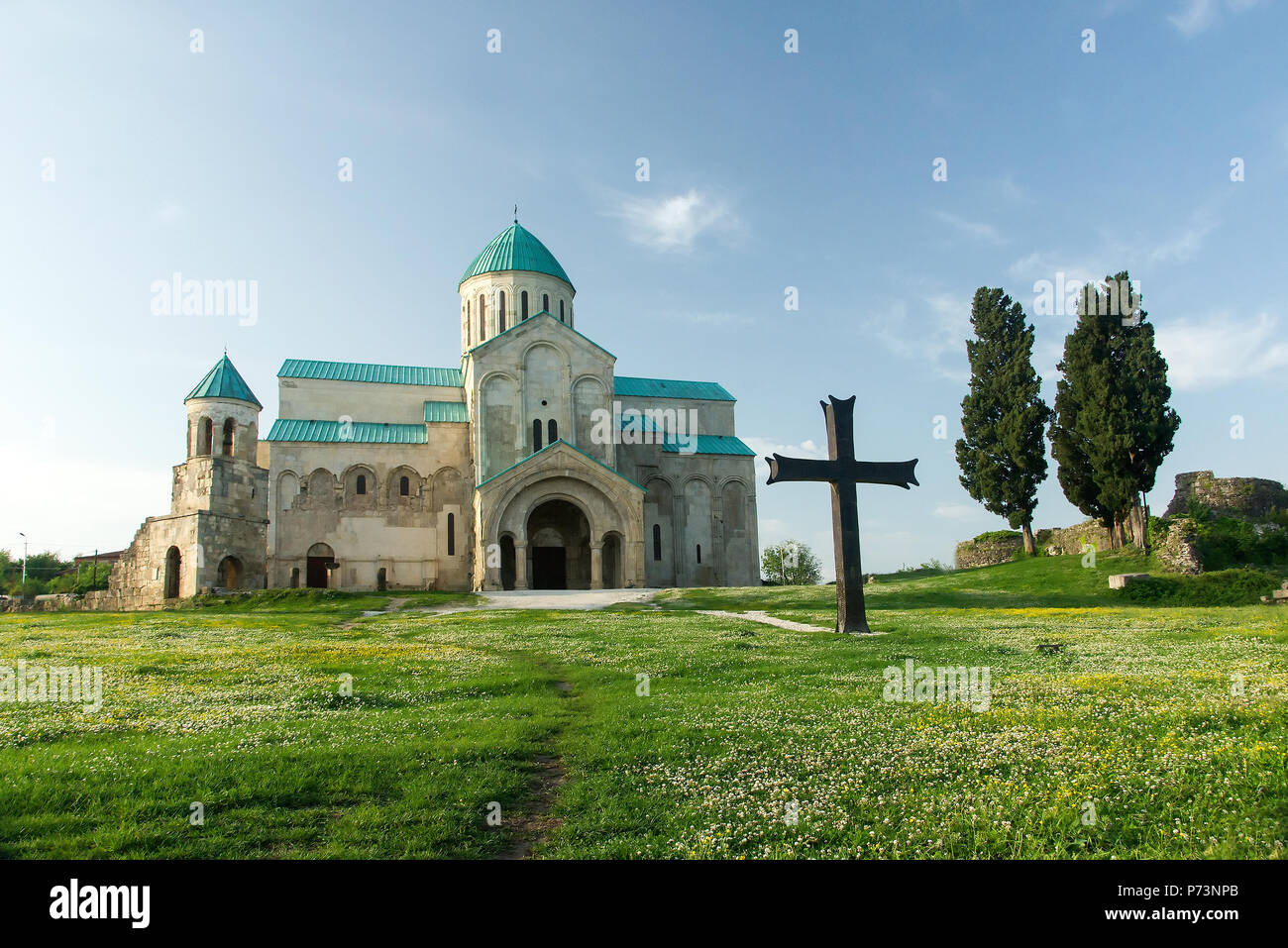 Vista panoramica di Kutaisi Cattedrale, più comunemente noto come la Cattedrale di Bagrati in Kutaisi,Georgia Foto Stock