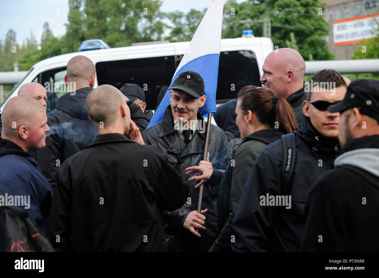 Germania, rally del nazismo e del diritto dei gruppi estremisti in amburgo, Neo attivista nazista con Adolf Hitler di baffi Foto Stock