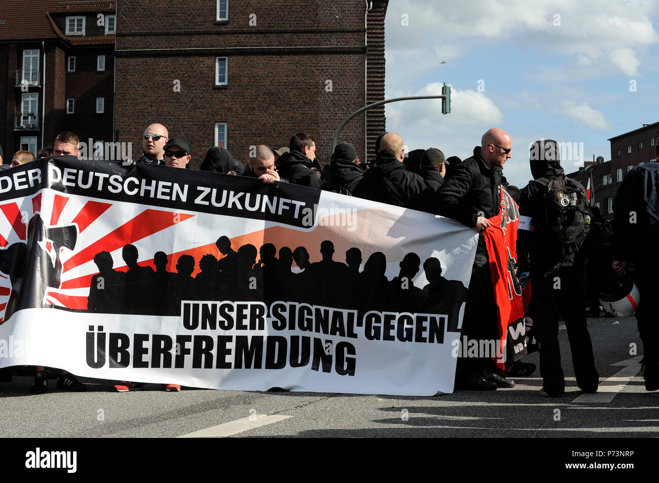 Germania, rally del nazismo e del diritto dei gruppi estremisti di Amburgo, banner contro straniero immigrazione Foto Stock