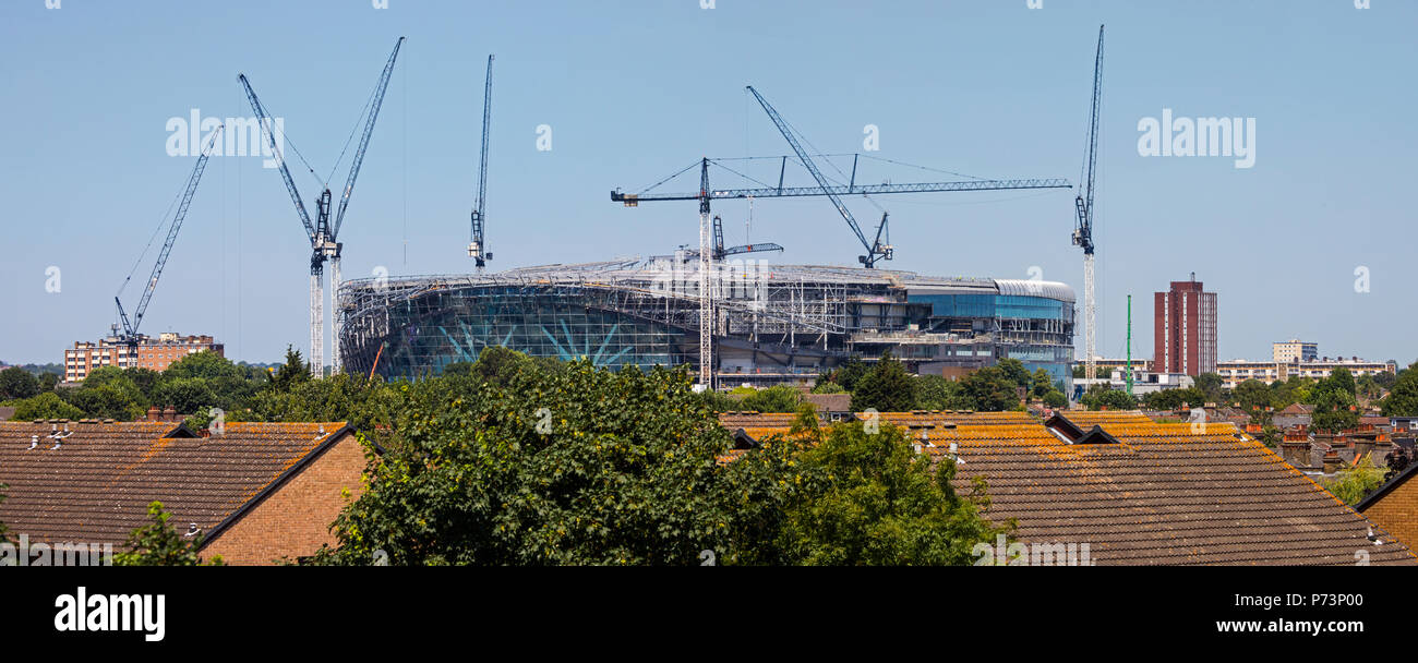 LONDON, Regno Unito - 3 Luglio 2018: una vista panoramica del nuovo Tottenham Hotspur FC stadio sotto costruzione e che torreggiano sulla periferia a Tottenham, Lo Foto Stock