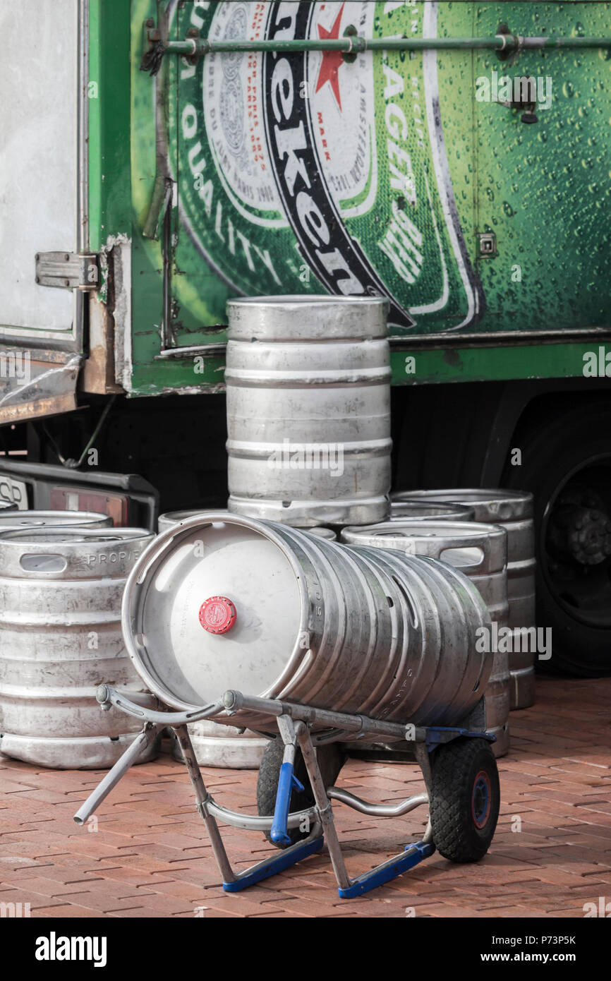 Barili di birra che viene erogata al pub. Una carenza di anidride carbonica (luglio 2018) potrebbe influenzare la fornitura di alcuni prodotti alimentari come anche la birra lager/ Foto Stock