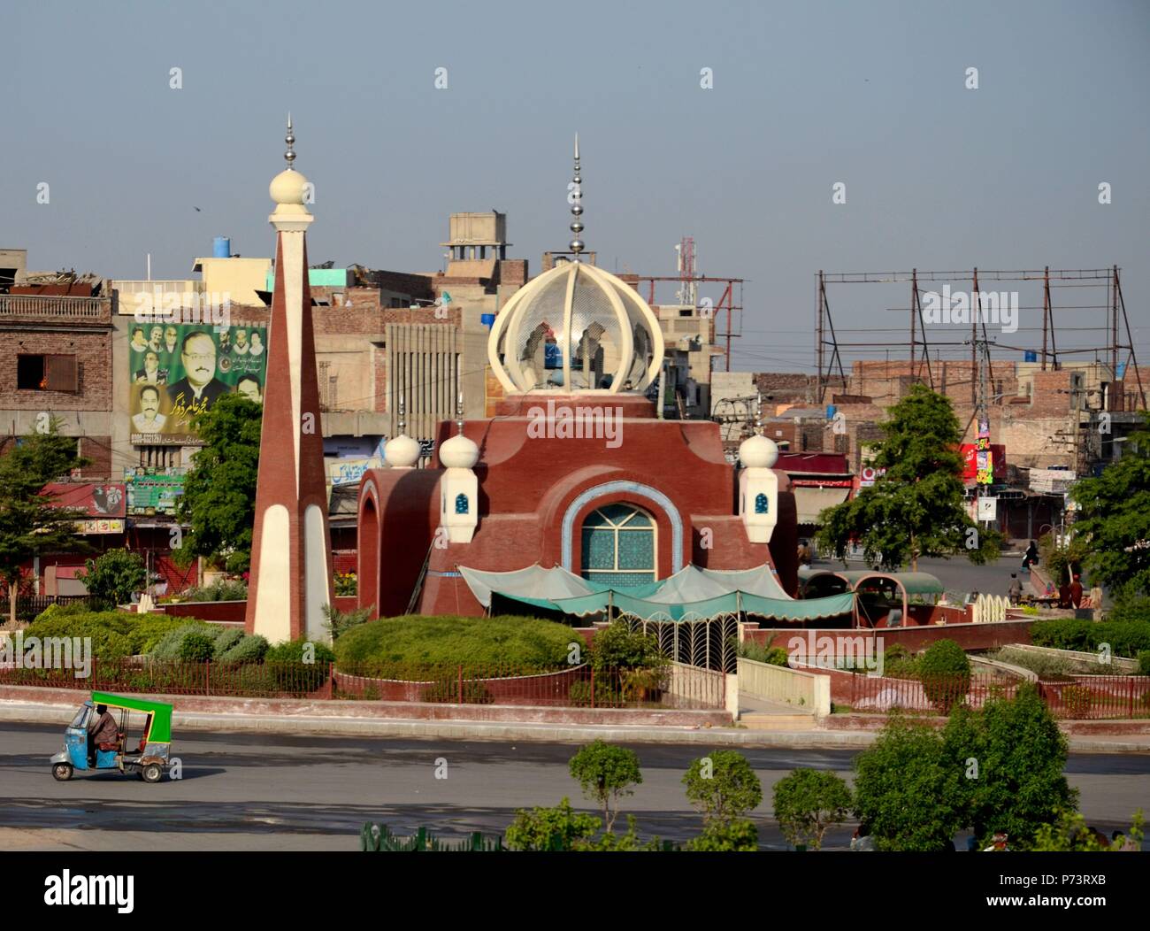 Moschea moderna con cupola trasparente nel traffico del centro città rotonda Multan Punjab Pakistan Foto Stock