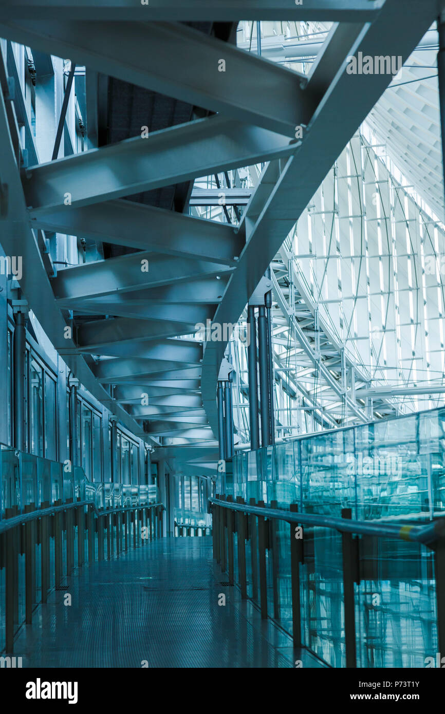 Una vista di livello superiore di corridoio per il soffitto dell'atrio di vetro a Tokyo International Forum progettato da un architetto statunitense, Rafael Viñoly, Tokyo Giappone. Foto Stock