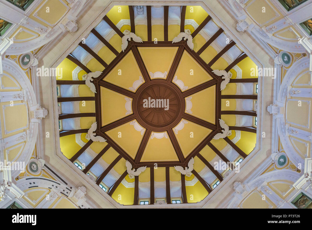 L'elaborato soffitto a cupola interna della stazione di Tokyo sud uscita concourse, Aperto originariamente nel 1914, ha completato il suo restauro nel 2012. Foto Stock