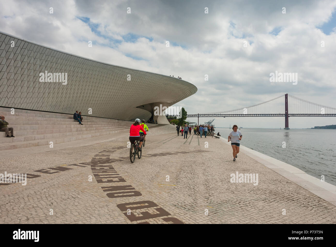 Lisbona, Portogallo - 27 Maggio 2018: MAAT - Persone presso il Museo di arte, architettura e tecnologia. Progettata dall'architetto britannico Amanda Levete Foto Stock