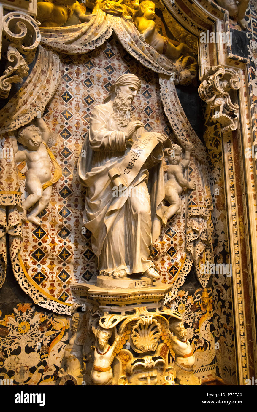 Italia Sicilia arabo di stile normanno del Duomo di Monreale costruito 1172 - 1189 dal Re Guglielmo II statua scultura piedistallo Ieremias angeli putti Foto Stock