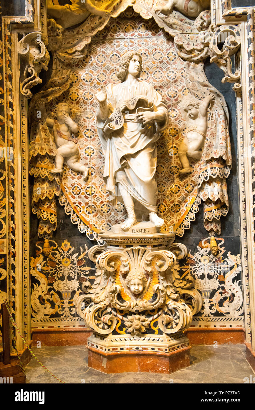 Italia Sicilia arabo di stile normanno del Duomo di Monreale costruito 1172 - 1189 dal Re Guglielmo II statua scultura piedistallo Daniel angeli putti Foto Stock