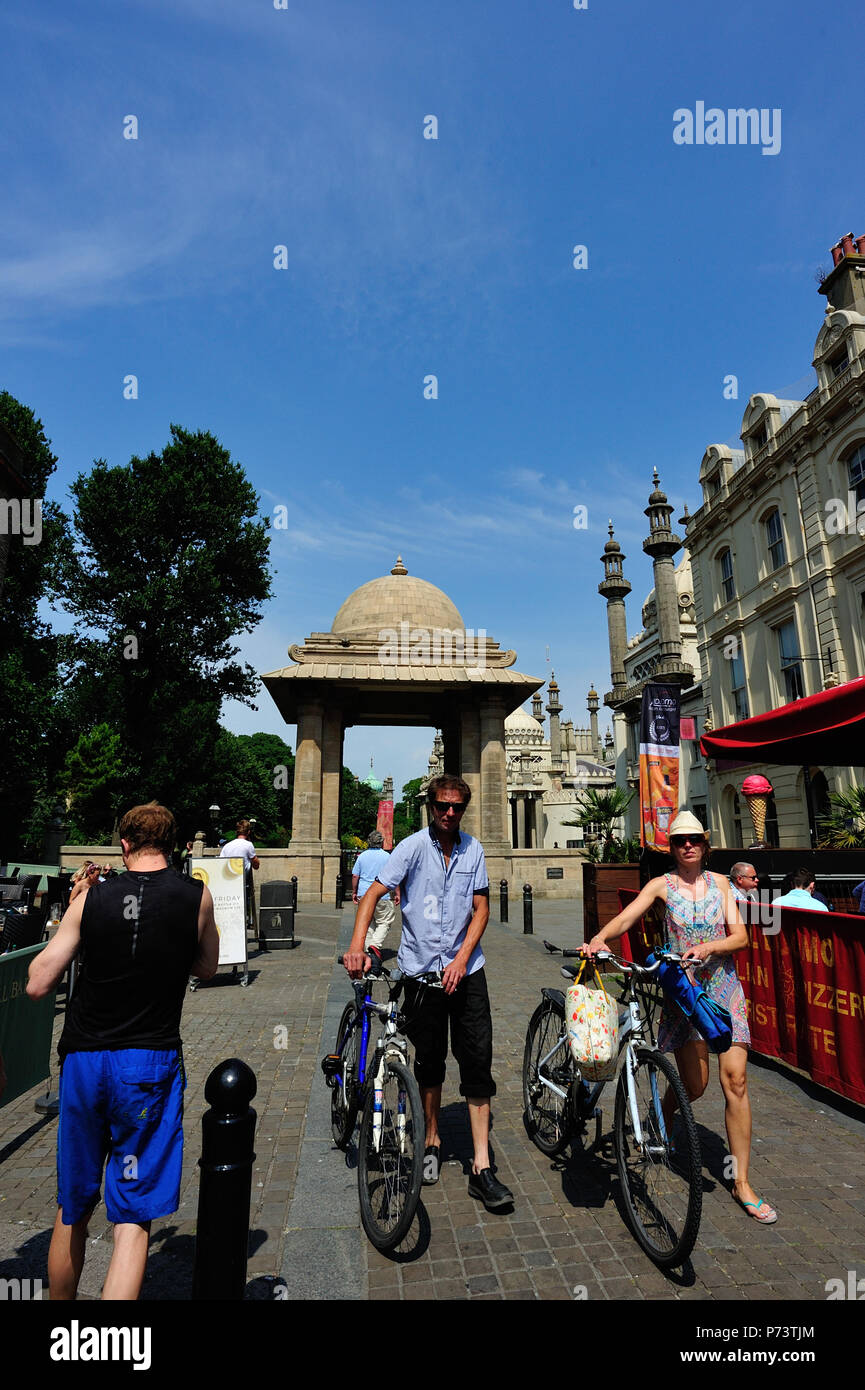 Ciclista spingendo bikes & Royal Pavilion Gateway, Brighton,Inglese la cittadina sul mare, Brighton & Hove, East Sussex, England, Regno Unito Foto Stock