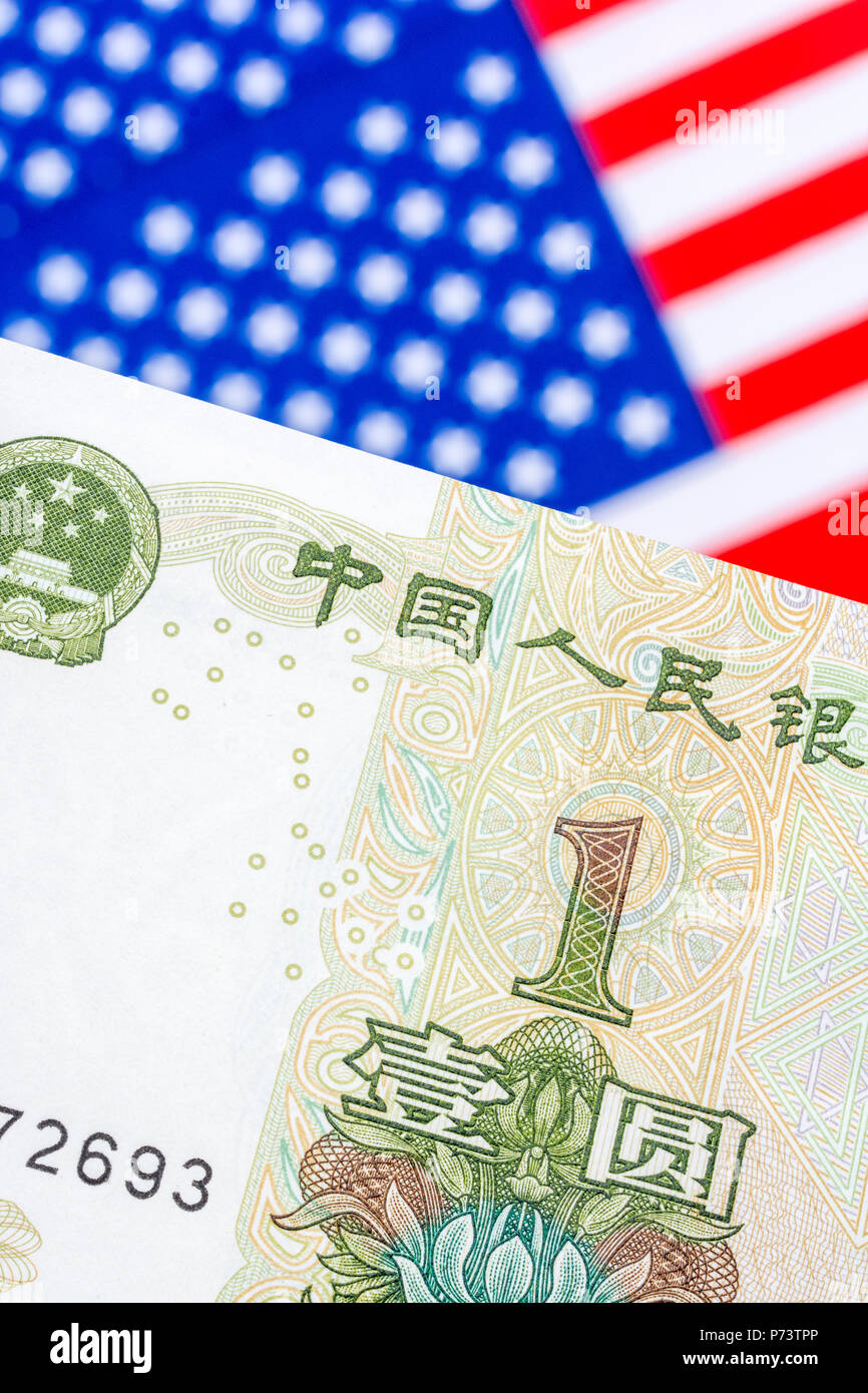 Noi / bandiera a stelle e strisce con 1 yuan cinese banconota - metafora USA-Cina guerra commerciale / controversia commerciale / Trump tariffe in acciaio, in Renminbi Yuan debolezza. Foto Stock