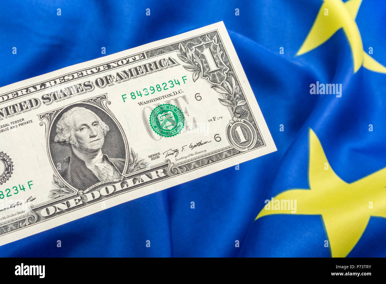 Bandiera dell'UE con noi 1 dollaro banconota - metafora per USA-UE guerra commerciale / US UE delle tariffe commerciali / controversia commerciale / Trump tariffe in acciaio, guerra commerciale, ostacolo agli scambi Foto Stock