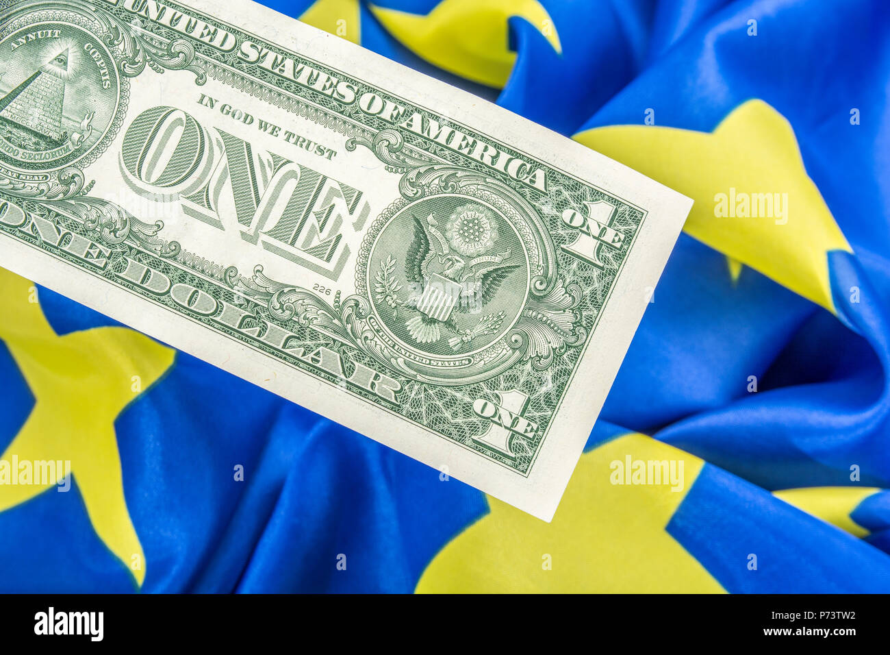 Bandiera dell'UE con noi 1 dollaro banconota - metafora per USA-UE guerra commerciale / US UE delle tariffe commerciali / controversia commerciale / Trump tariffe in acciaio, guerra commerciale, ostacolo agli scambi Foto Stock