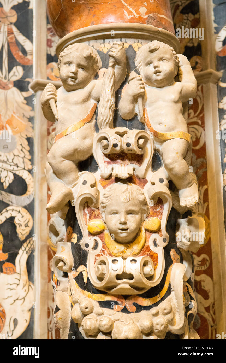 Italia Sicilia arabo di stile normanno del Duomo di Monreale costruito 1172 - 1189 dal Re Guglielmo II statua scultura colonna montante angeli putti Foto Stock