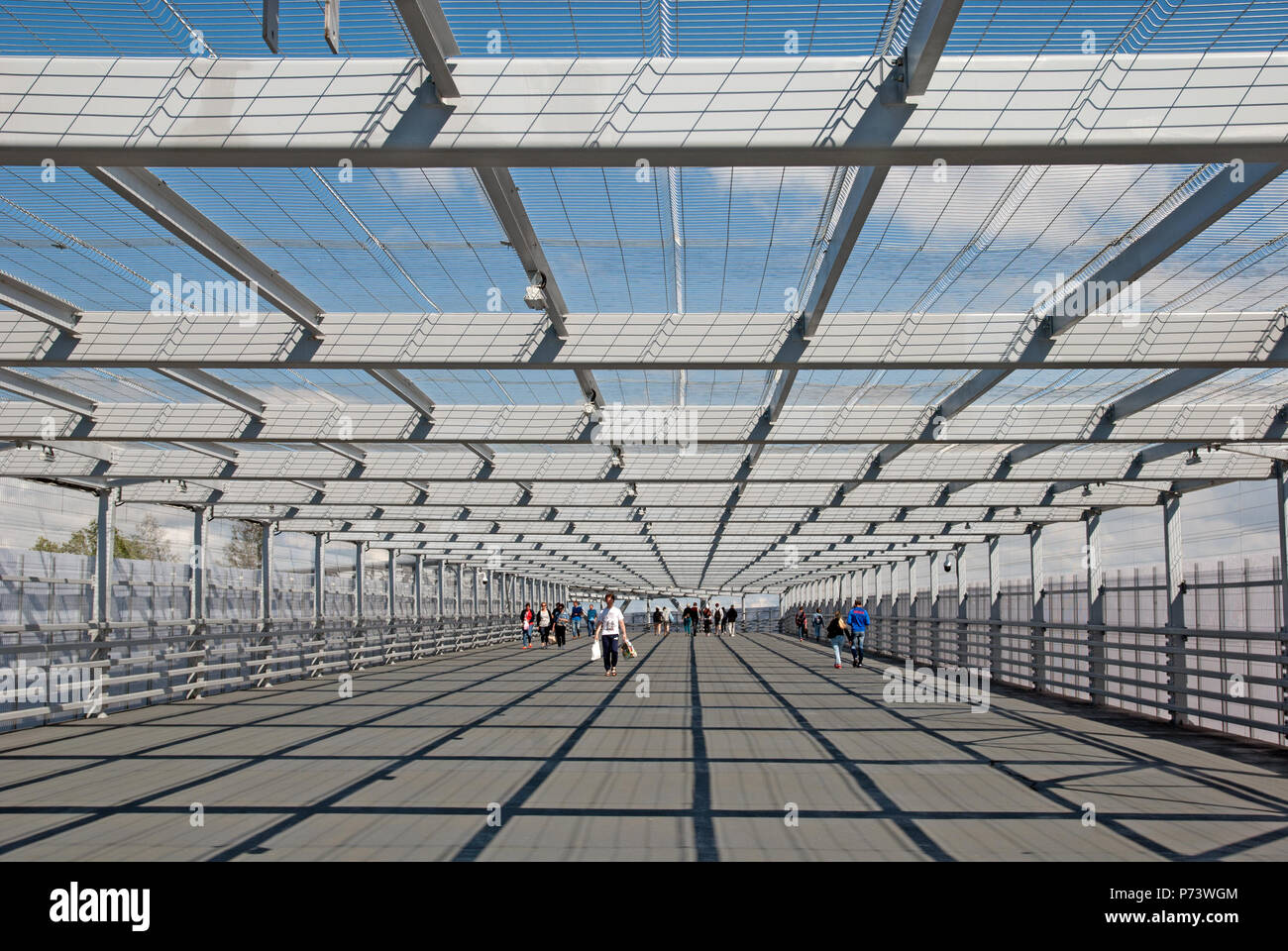 SAINT-Petersburg, Russia - 29 giugno 2018: Persone in temporanea cavalcavia (ponte pedonale attorno a San Pietroburgo Stadium Foto Stock