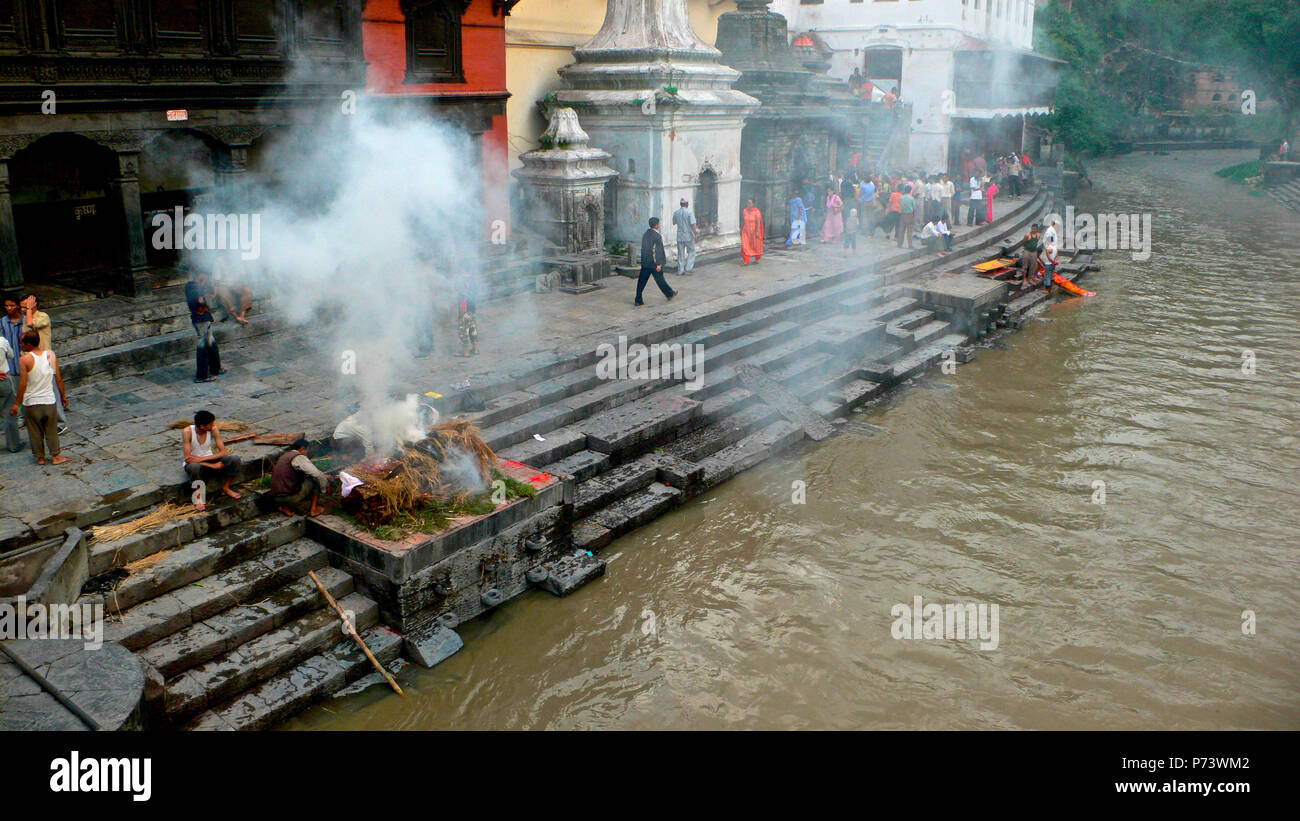 La cremazione al tempio Pasthupatinah, Kathmandu Foto Stock