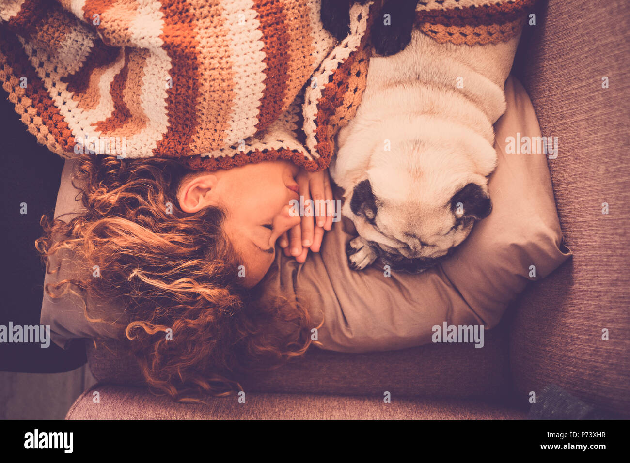 Bella giovane donna pug cane dormire insieme a casa in una tenera e dolce scena romantica. stare più vicino con amore e amicizia. rapporto vero essere Foto Stock