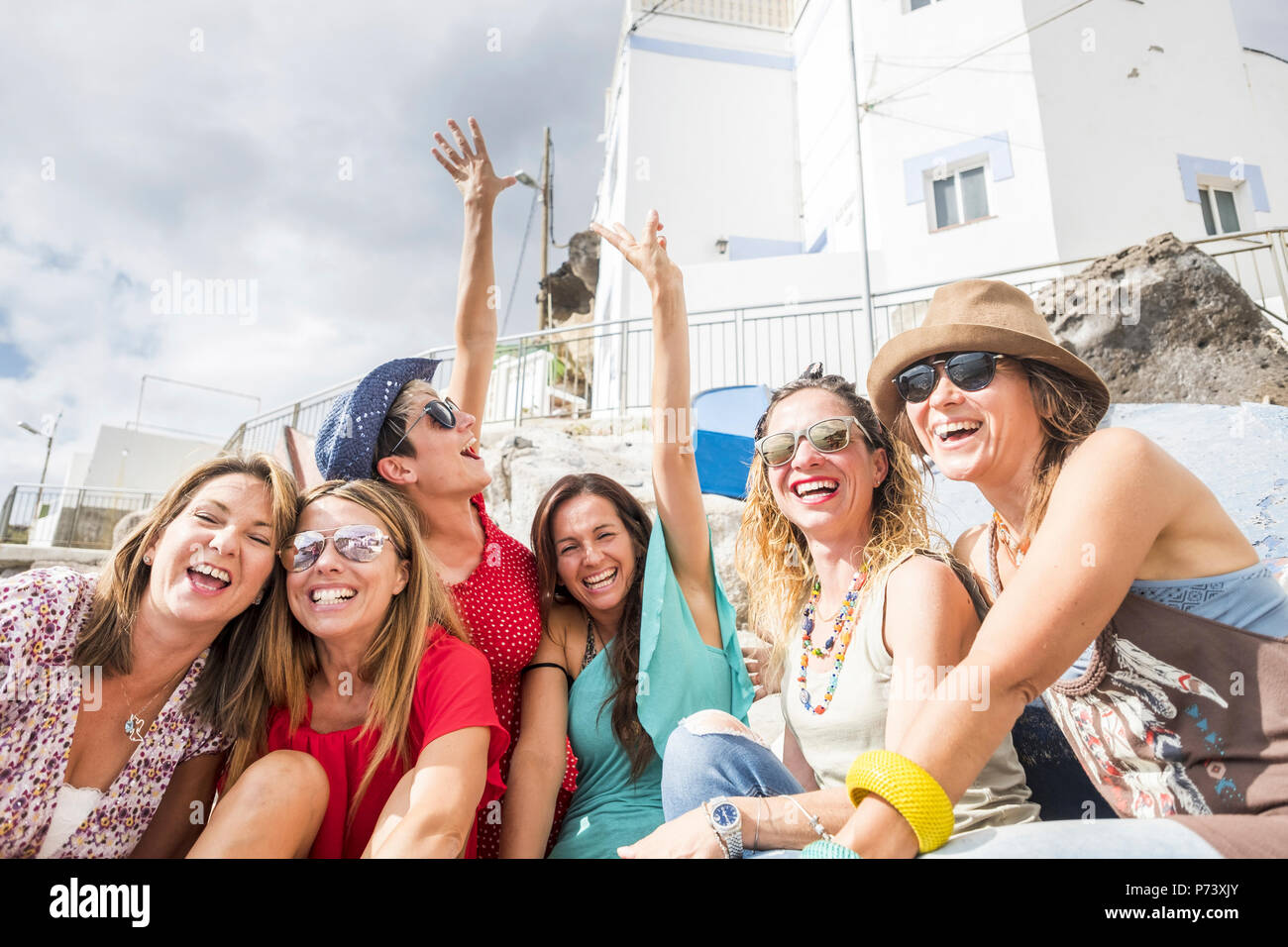 Bel gruppo di belle donne giovani amici soggiorno all'aperto celebrando e godendo di amicizia e relazioni in vacanza attività. colori e happine Foto Stock