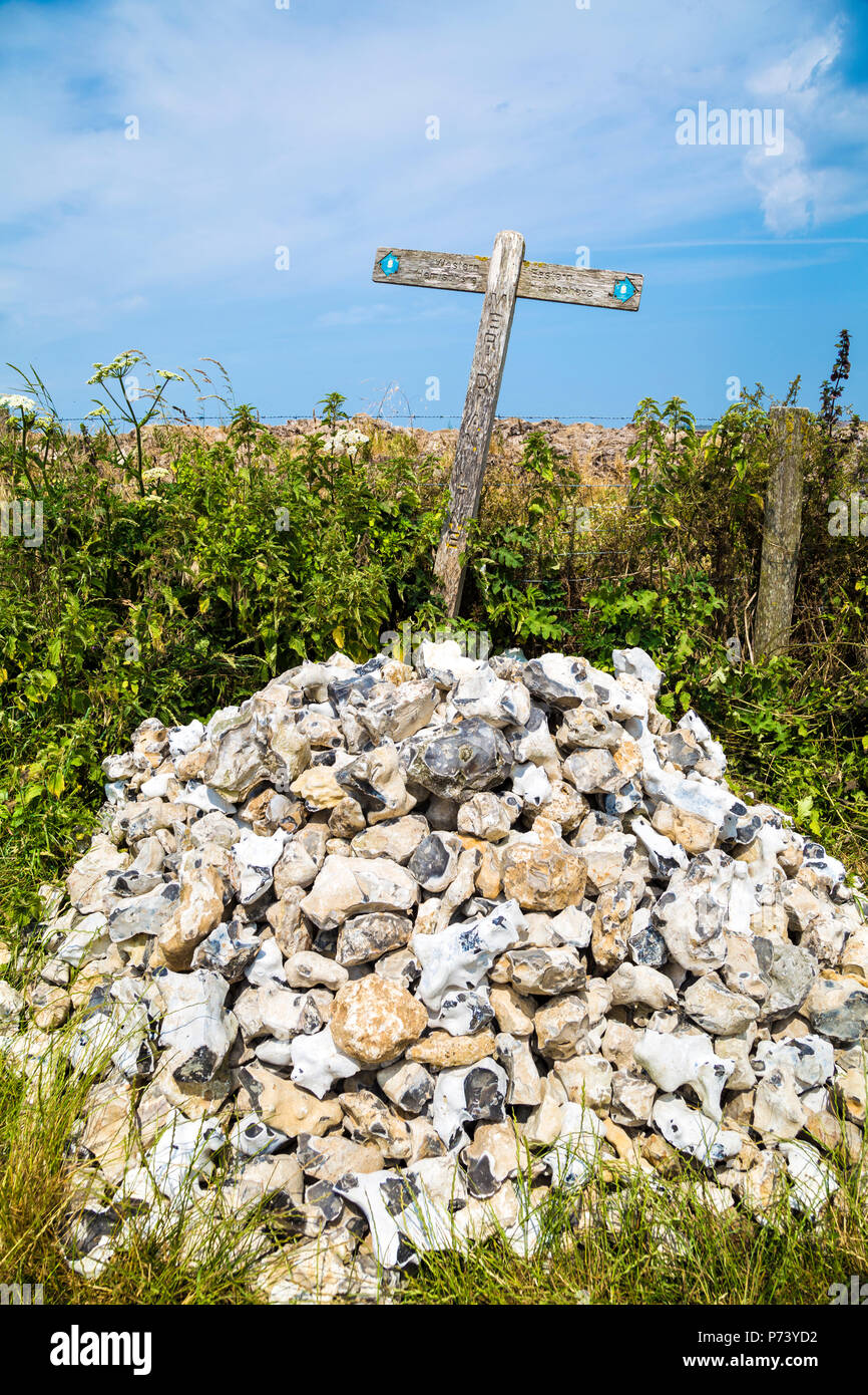 Linea meridiana segno post mostra la posizione del meridiano di Greenwich sul South Downs Way trail, South Downs National Park, Regno Unito Foto Stock