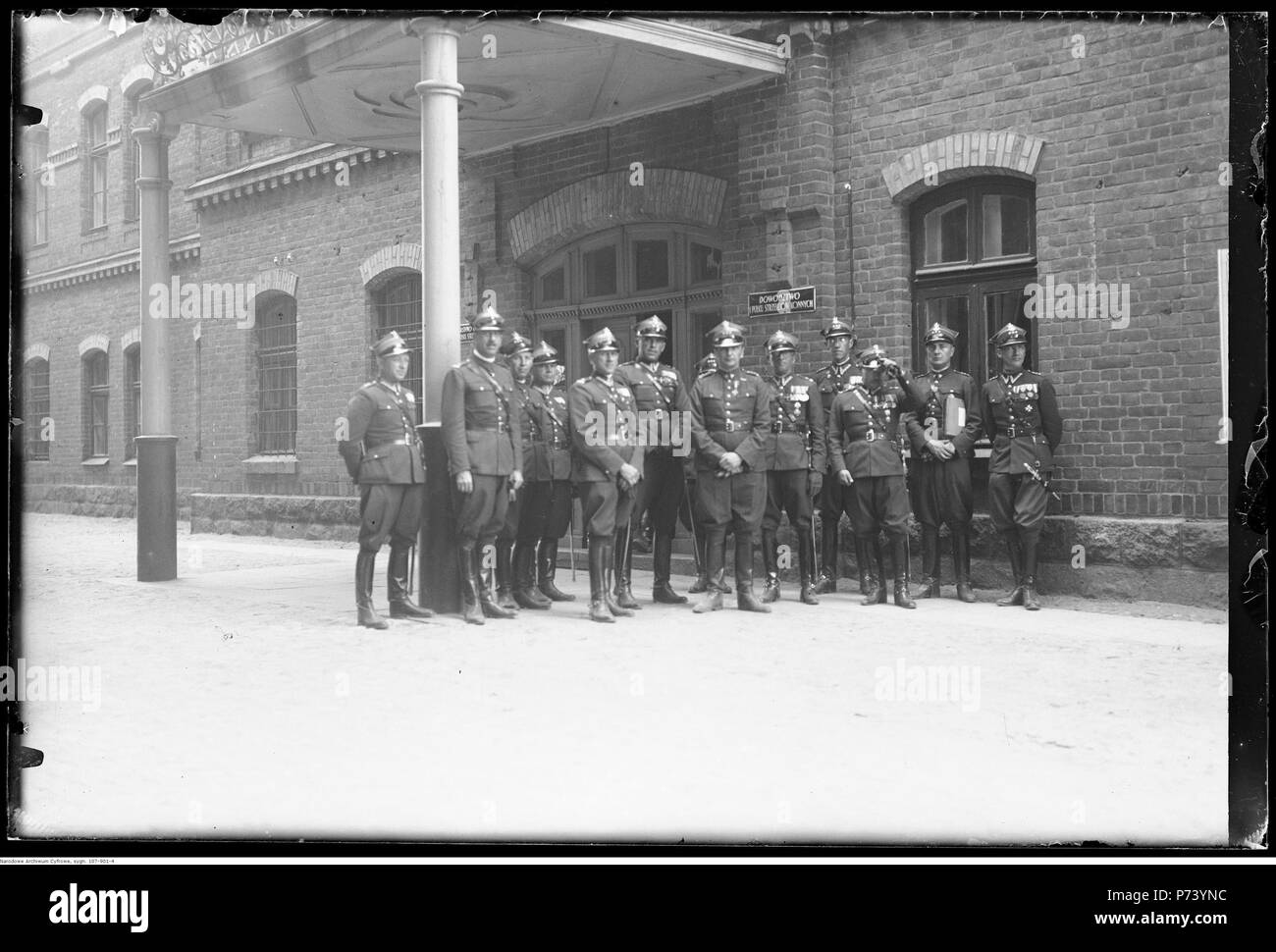 72 Narcyz Witczak-Witaczyński - Wizyta dowódcy Brygady Pancerno-Motorowej płk dypl.. Stefana Roweckiego w koszarach 1 Pułku Strzelców Konnych (107-901-4) Foto Stock