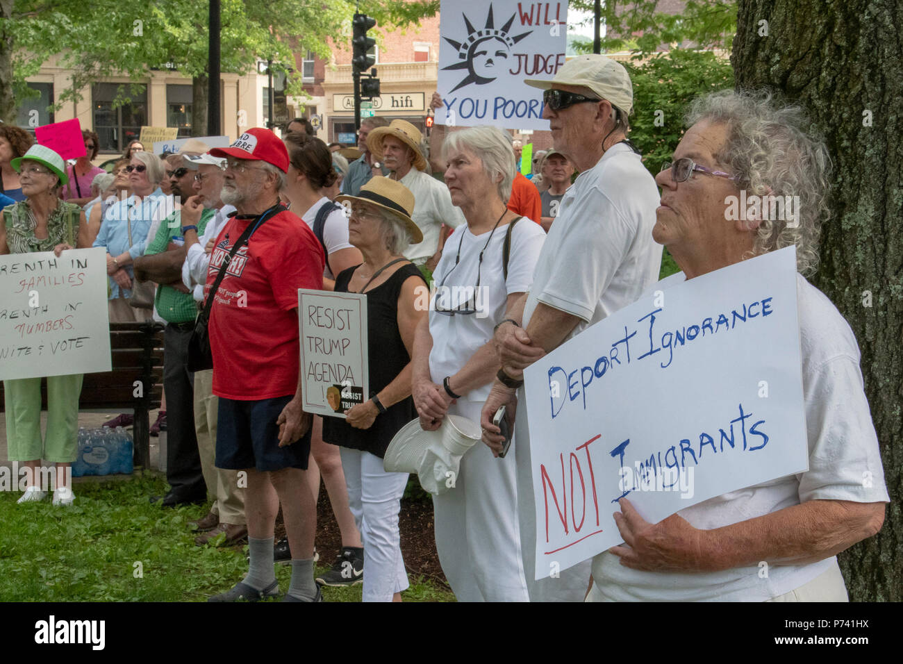 KEENE, New Hampshire/US - Giugno 30 2018: manifestanti tenere segni in un rally che protestavano le politiche in materia di immigrazione di Trump amministrazione. Foto Stock