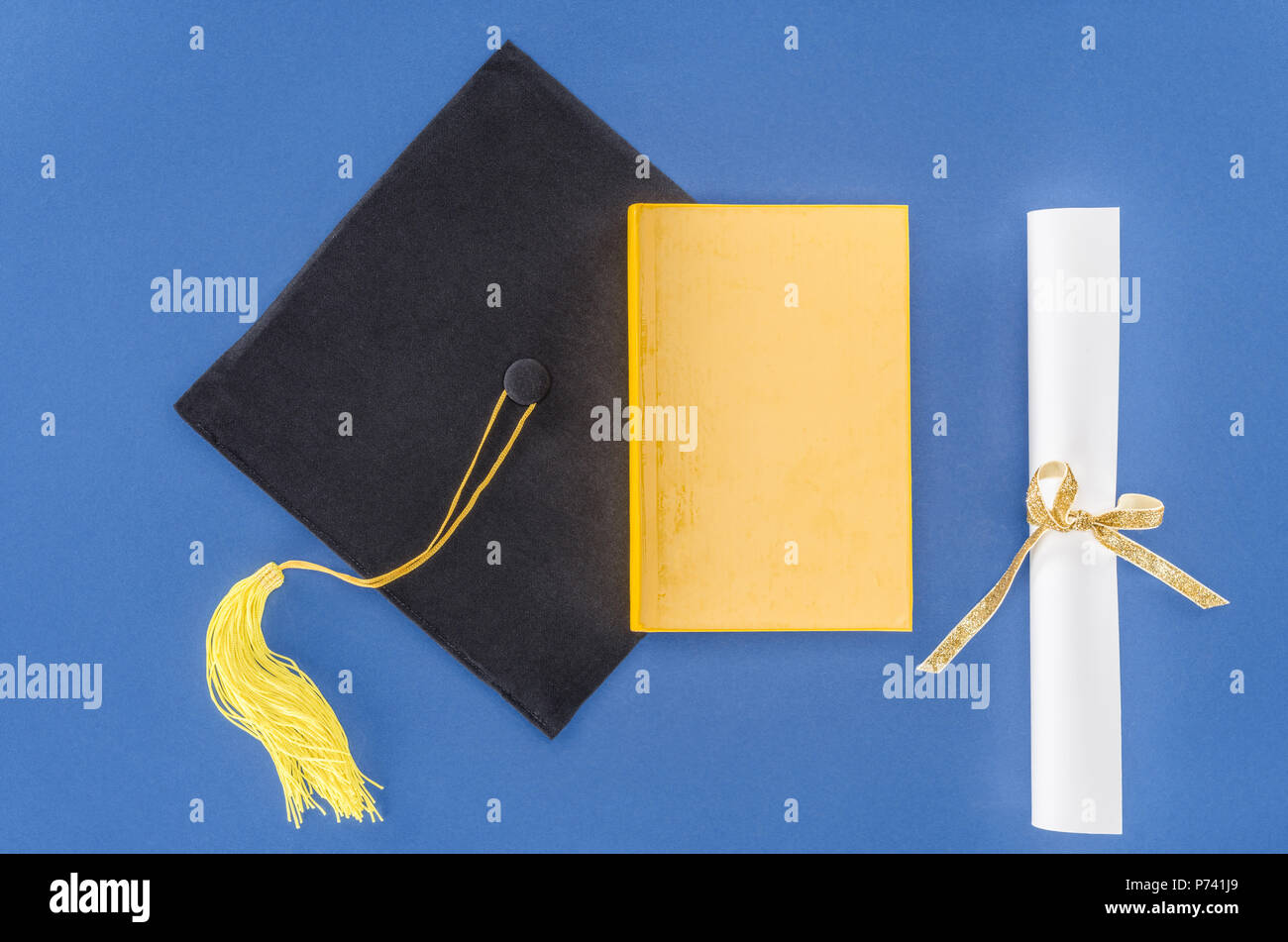 Graduazione hat con diploma e prenota isolato su blu Foto Stock