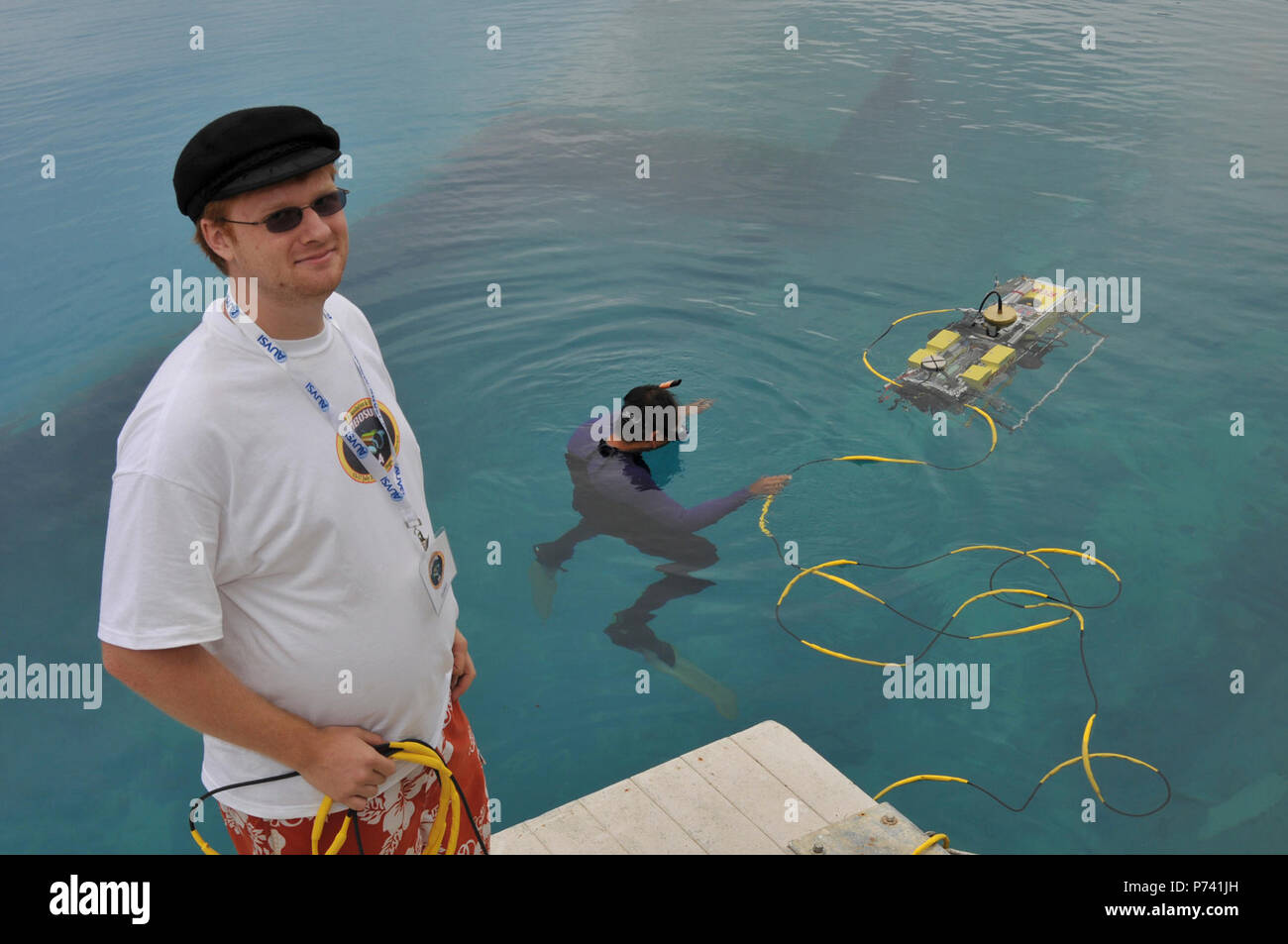 SAN DIEGO (Luglio 13, 2011) - Chris Carlsen, una ingegneria meccanica maggiore all'Università di Maryland-College Park tende la robotica@Maryland del team veicolo autonomo sottomarino (AUV) "Tortuga IV" durante la pratica viene eseguito in corrispondenza del XIV annuale internazionale di concorrenza RoboSub presso lo spazio e la guerra navale Sistemi Pacifico Centrale. Il concorso, co-sponsorizzato dal governo degli STATI UNITI Ufficio di ricerca navale Associazione per veicolo senza equipaggio Systems International (AUVSI) ha attirato più di 200 studenti provenienti da 30 scuole e sette paesi e delle sfide che le squadre di studenti agli ingegneri di progettare AUVs per eseguire re Foto Stock