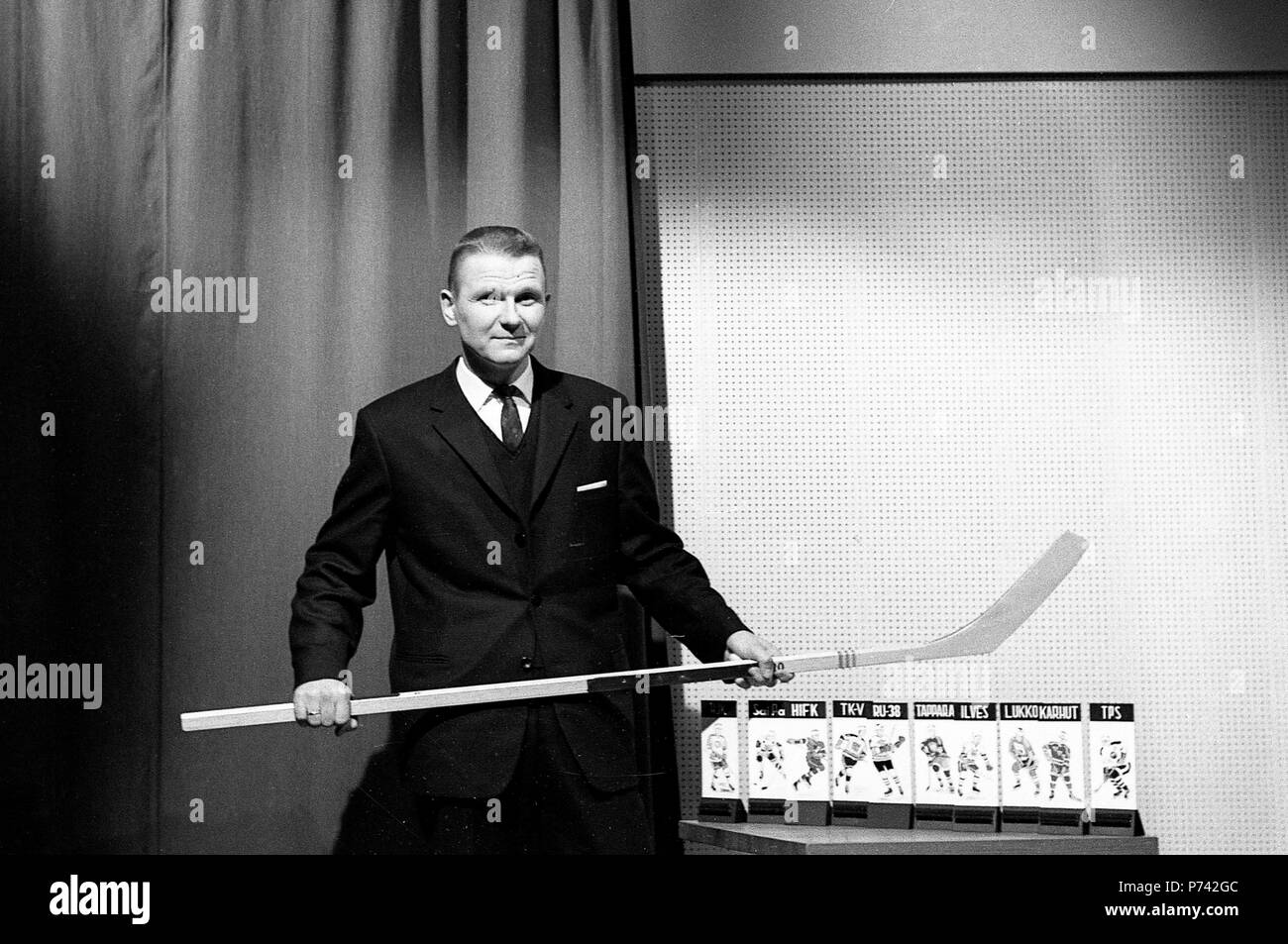 Anssi Koskinen, l'host dell'Tamvision's hockey show televisivo Lätkäruutu, 1964 YLE Foto Stock