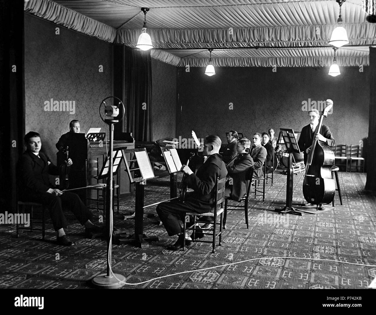 Il Finnish Broadcasting Company Radio Orchestra nel 1927 giocando al Aleksanterinkatu studio. Foto Stock