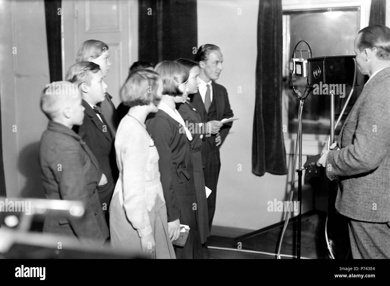 Bambini ora', per bambini programma radio, trasmissione in diretta in corso presso lo studio di Aleksanterinkatu 46 locali nel 1927. Finnish Broadcasting Company. Foto Stock