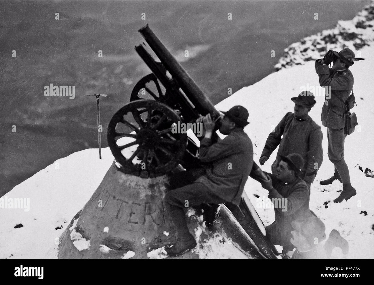 Inglese: Piccolo anti-aerei cannon sul Monte Nerone. 1916 46 piccole anti-aerei cannon sul Monte Nero 1916 Foto Stock