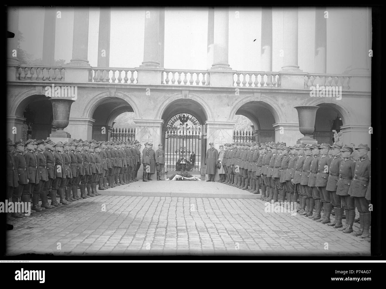 75 Narcyz Witczak-Witaczyński - Złożenie wieńca na Grobie Nieznanego Żołnierza przez szkołę podoficerską 5 Pułku Piechoty Legionów (107-212-2) Foto Stock