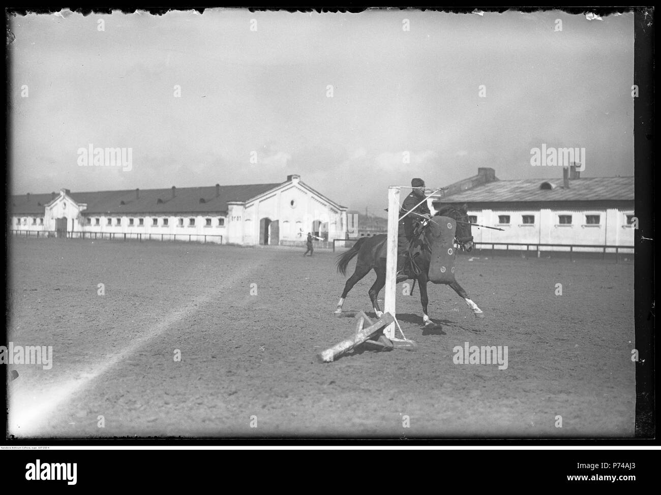 75 Narcyz Witczak-Witaczyński - Ćwiczenia kawaleryjskie w 1 Pułku Szwoleżerów w koszarach przy ulicy 29 Listopada w Warszawie (107-232-4) Foto Stock