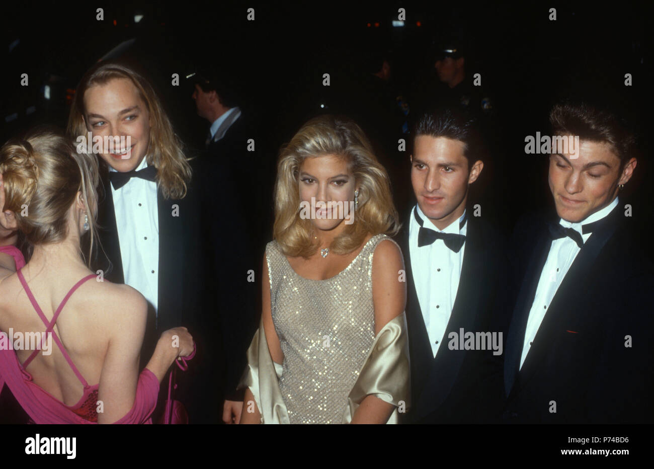 BEVERLY HILLS, CA - 18 gennaio: (L-R) Attrice Jennie Garth, Daniel Clark, attrice Tori Spelling, Ryan Ozak e attore Brian Austin Green frequentare la quarantanovesima Annuale di Golden Globe Awards il 18 gennaio 1992 presso il Beverly Hilton Hotel di Beverly Hills, la California. Foto di Barry re/Alamy Stock Photo Foto Stock
