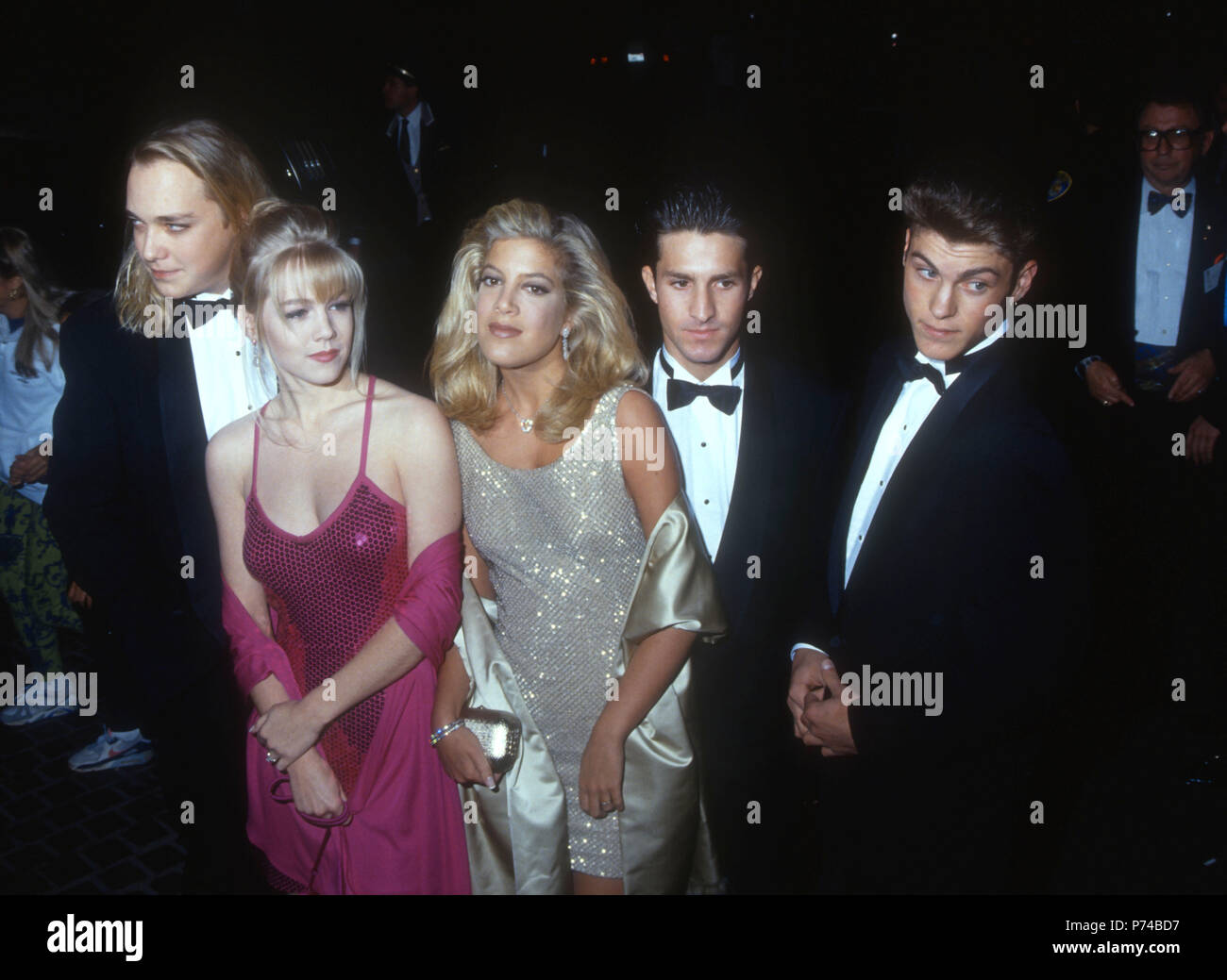 BEVERLY HILLS, CA - 18 gennaio: (L-R) Daniel Clark, attrice Jennie Garth, attrice Tori Spelling, Ryan Ozak e attore Brian Austin Green frequentare la quarantanovesima Annuale di Golden Globe Awards il 18 gennaio 1992 presso il Beverly Hilton Hotel di Beverly Hills, la California. Foto di Barry re/Alamy Stock Photo Foto Stock