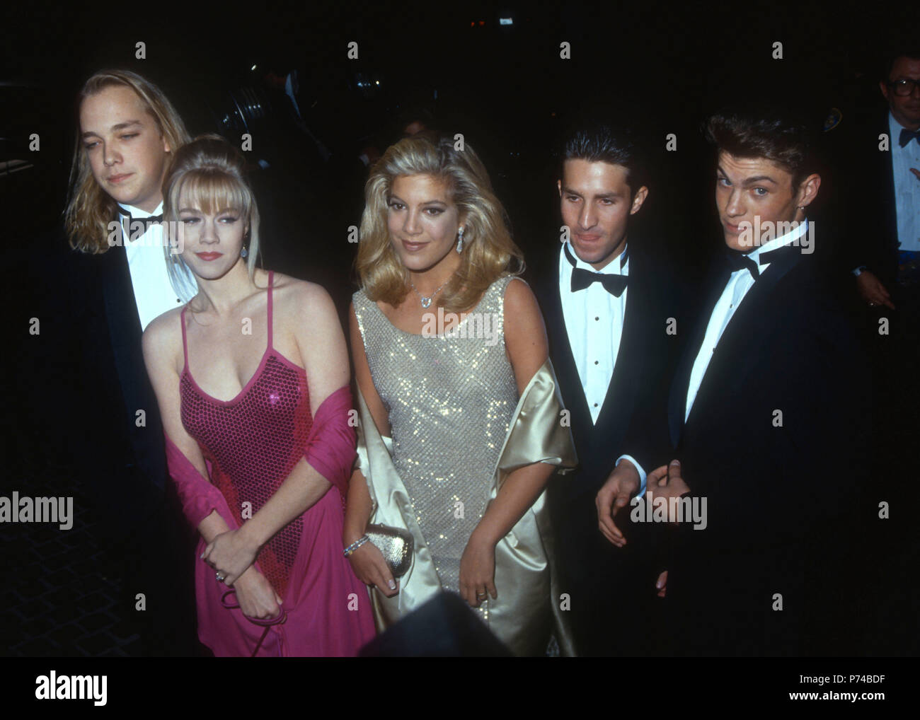 BEVERLY HILLS, CA - 18 gennaio: (L-R) Daniel Clark, attrice Jennie Garth, attrice Tori Spelling, Ryan Ozak e attore Brian Austin Green frequentare la quarantanovesima Annuale di Golden Globe Awards il 18 gennaio 1992 presso il Beverly Hilton Hotel di Beverly Hills, la California. Foto di Barry re/Alamy Stock Photo Foto Stock