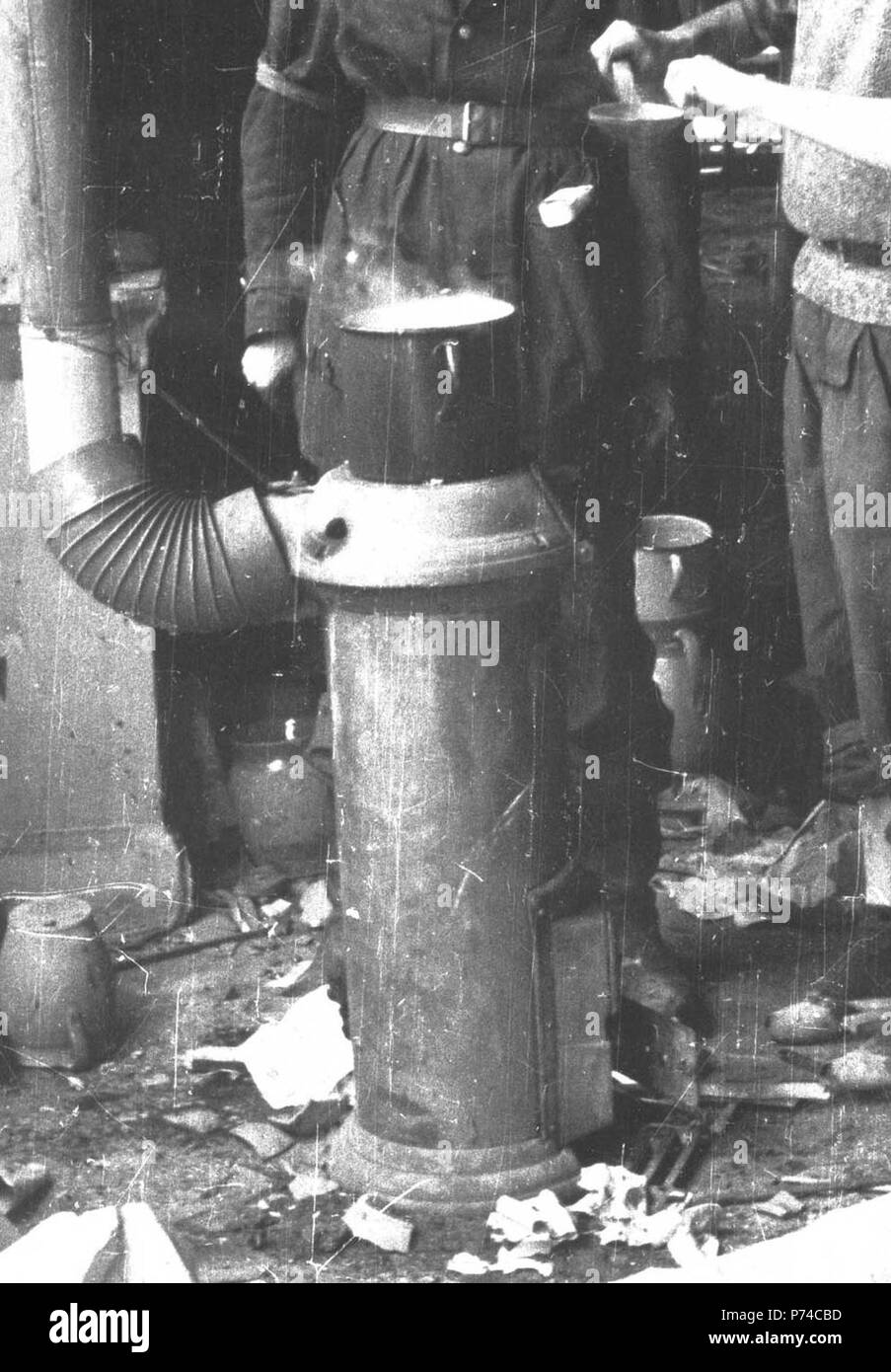 Inglese: Campo cucina con "capra stufa". Dettaglio di immagine:Lokajski - Zofia Domaska (1944).jpg Polski: Powstacza polowa kuchnia z 'koz'. Frammento Immagine:Lokajski - Zofia Domaska (1944).jpg . 1944-09-0 28 Koza stufa Foto Stock