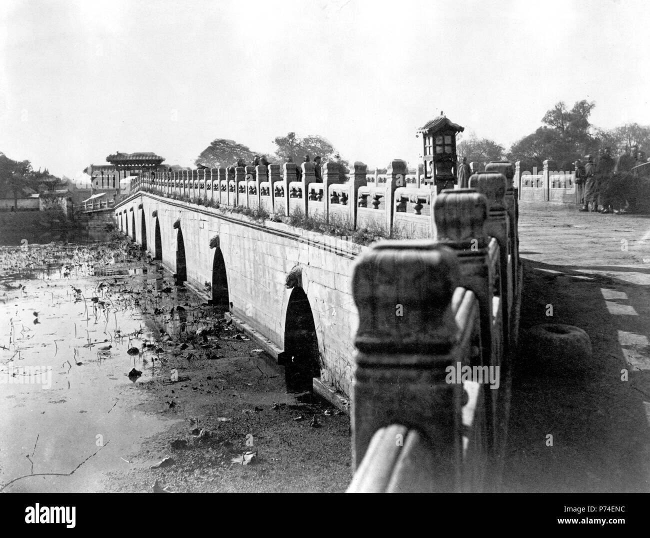 Cina - Hopeh provincia - Pechino. Ponte di marmo in città imperiale ca 1900 Foto Stock