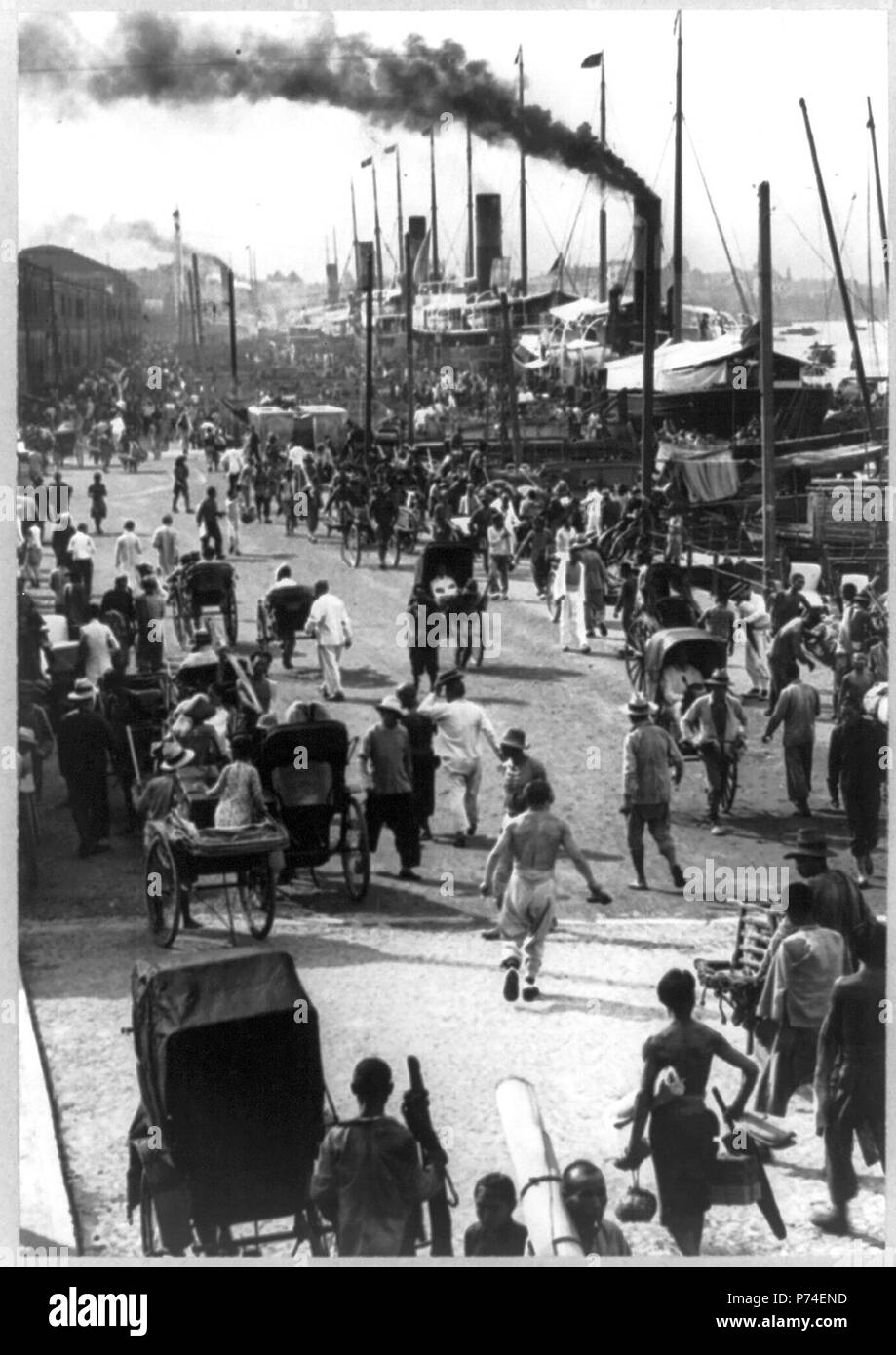 Cina - Provincia di Kiangsu - Shanghai. Il Bund , affollata scena dock - 1890-1923 Foto Stock