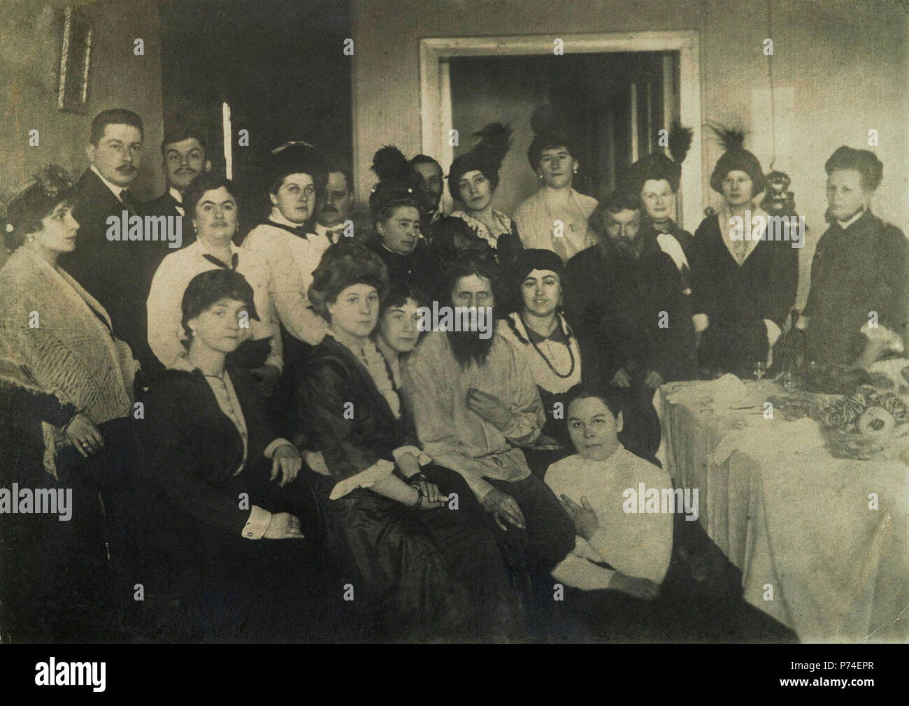 Rasputin circondato dai suoi ammiratori di San Pietroburgo, 1914 Foto Stock